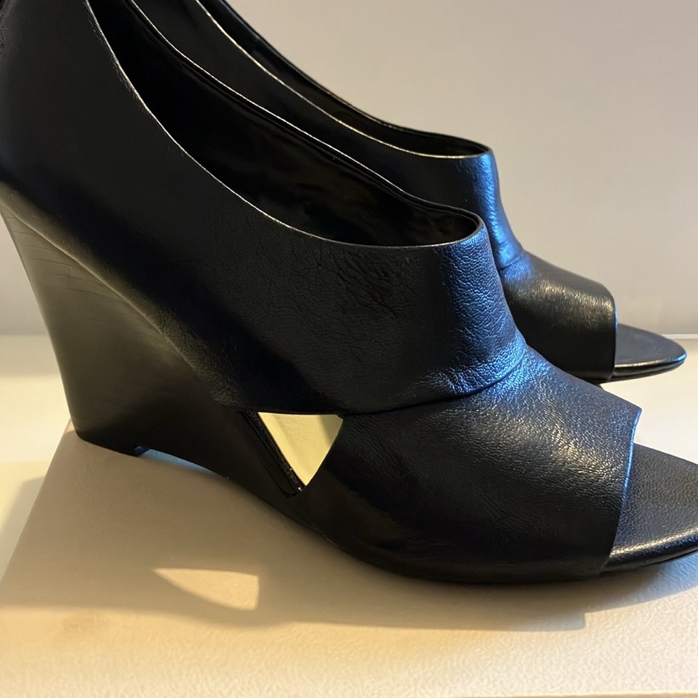Franco Sarto Ladies Black leather shoes size 6